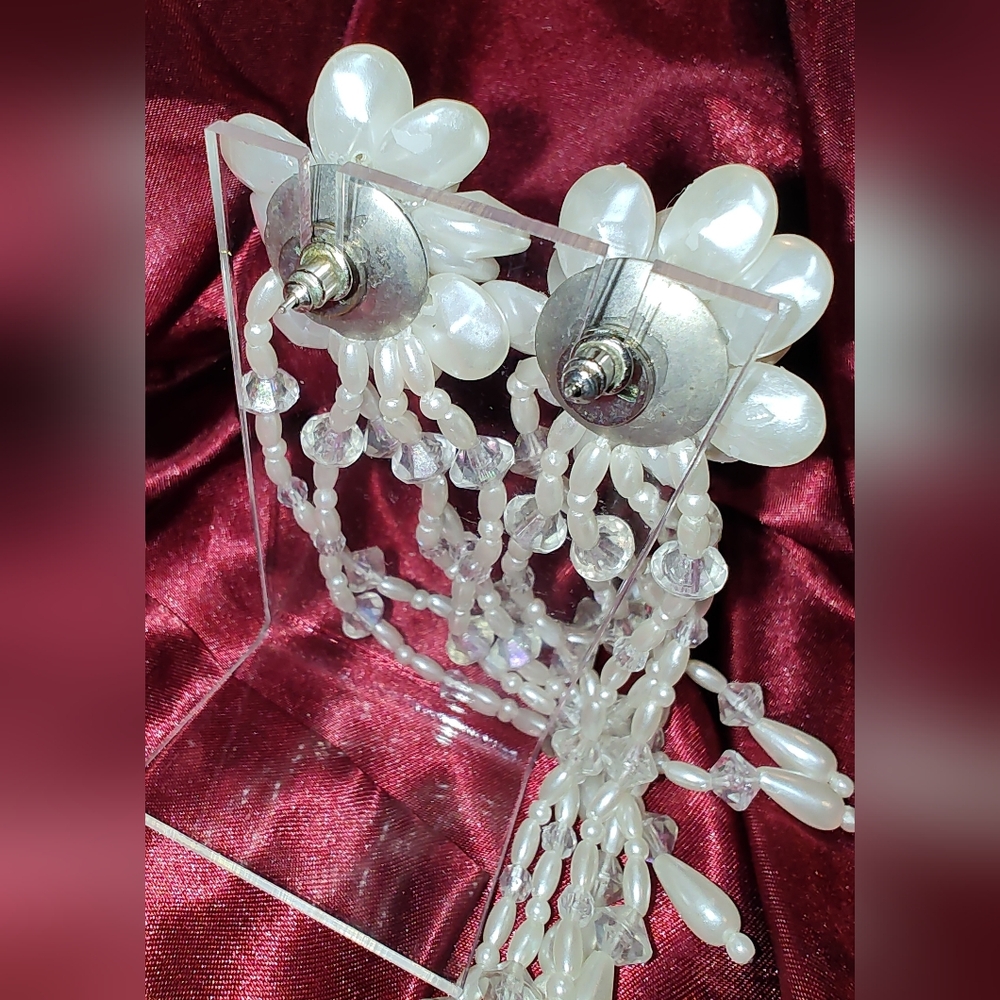 Source Unknown White Floral Beaded Earrings - Picture 3 of 3